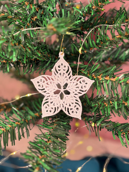 Holiday Edit – Freestanding Lace Ornament “Star” (White / Gold / Silver)