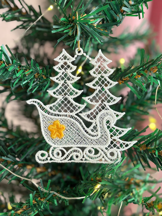 Holiday Edit – Freestanding Lace Ornament “Sleigh” (White / Gold / Silver)
