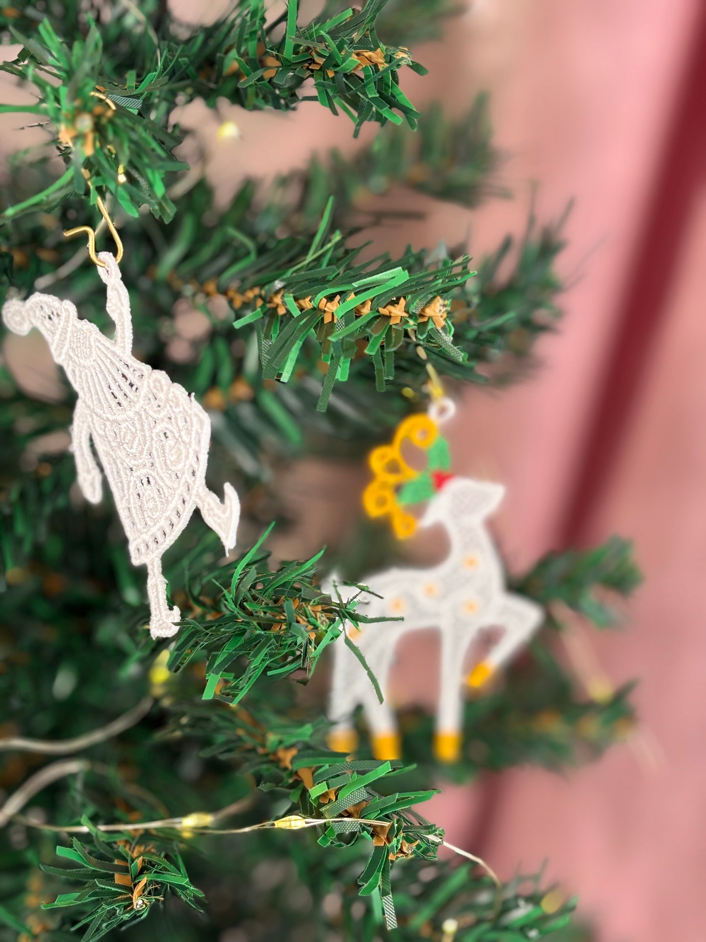 Holiday Edit – Freestanding Lace Ornament “Reindeer” (White / Colourful)
