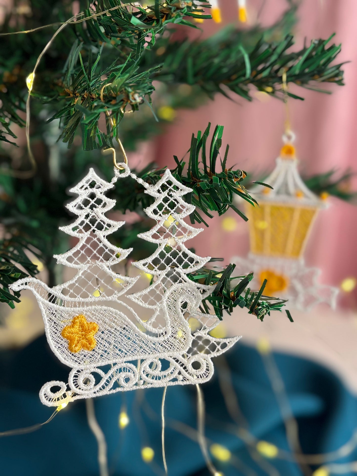 Holiday Edit – Freestanding Lace Ornament “Sleigh” (White / Gold / Silver)