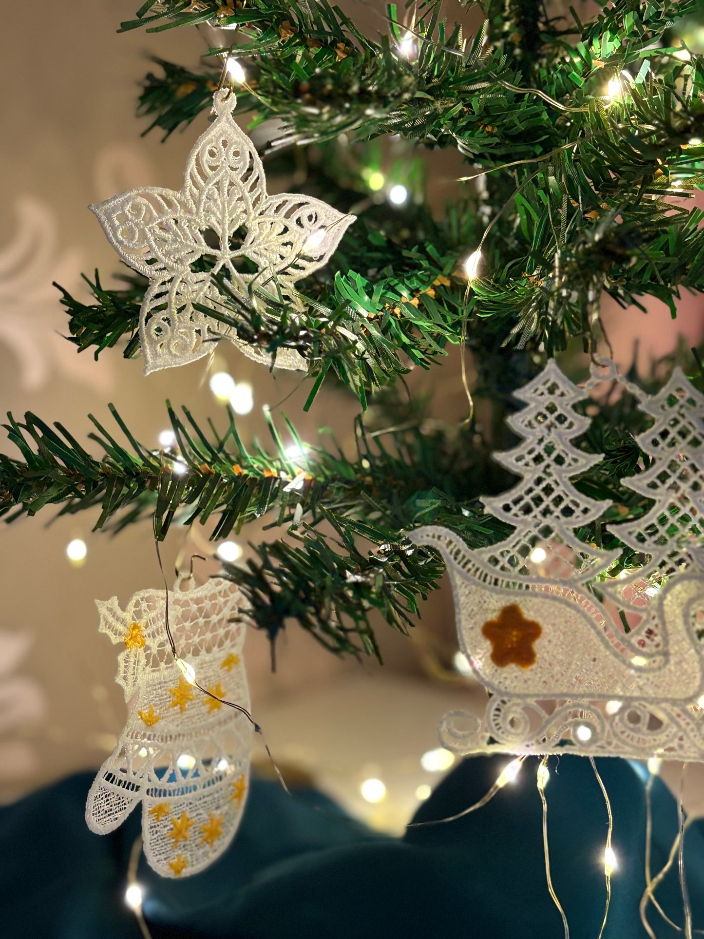 Holiday Edit – Freestanding Lace Ornament “Mitten” (White / Gold)
