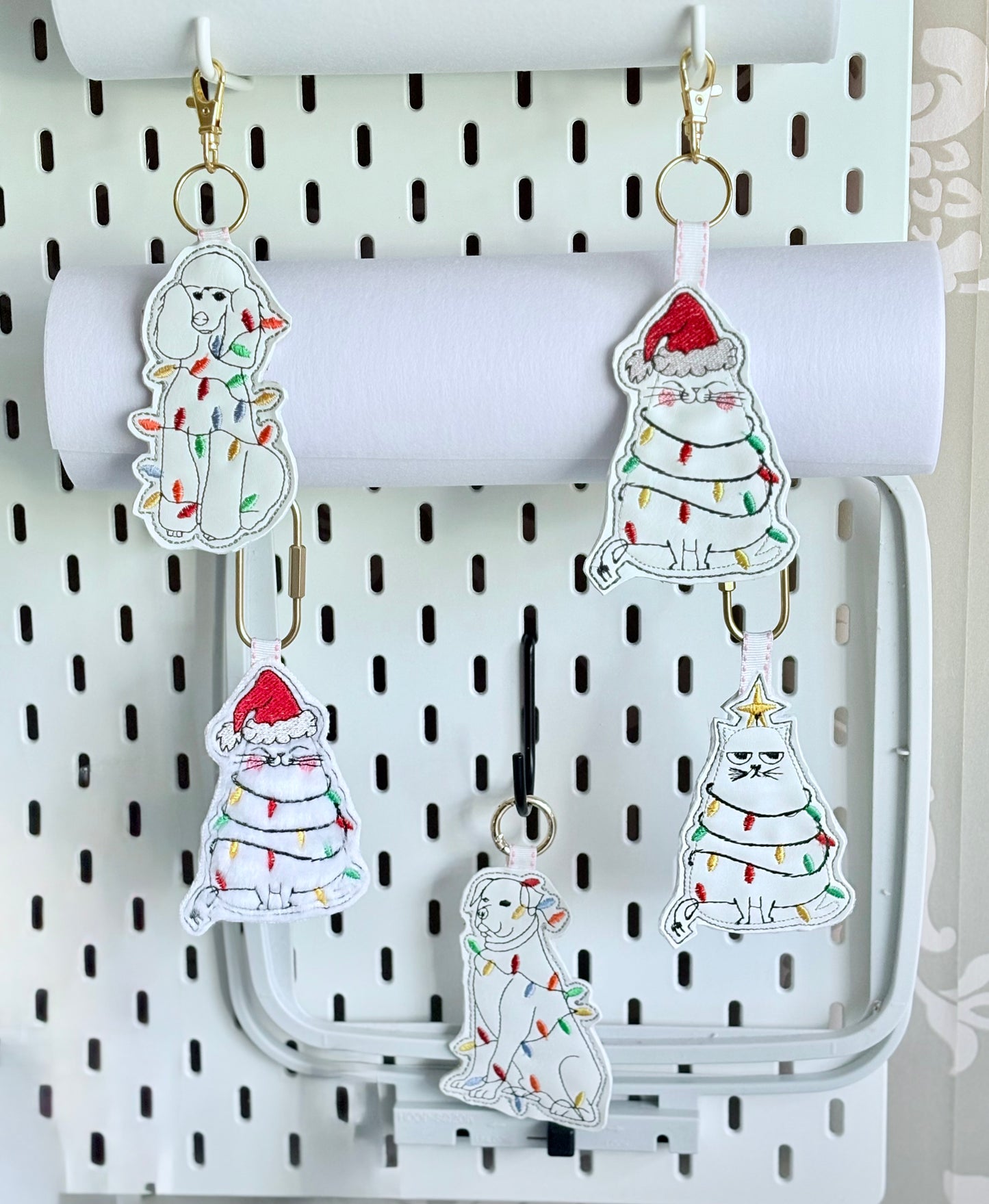 Embroidered Christmas Pet Keychains – Handmade Cats & Dogs Wrapped in Holiday Lights