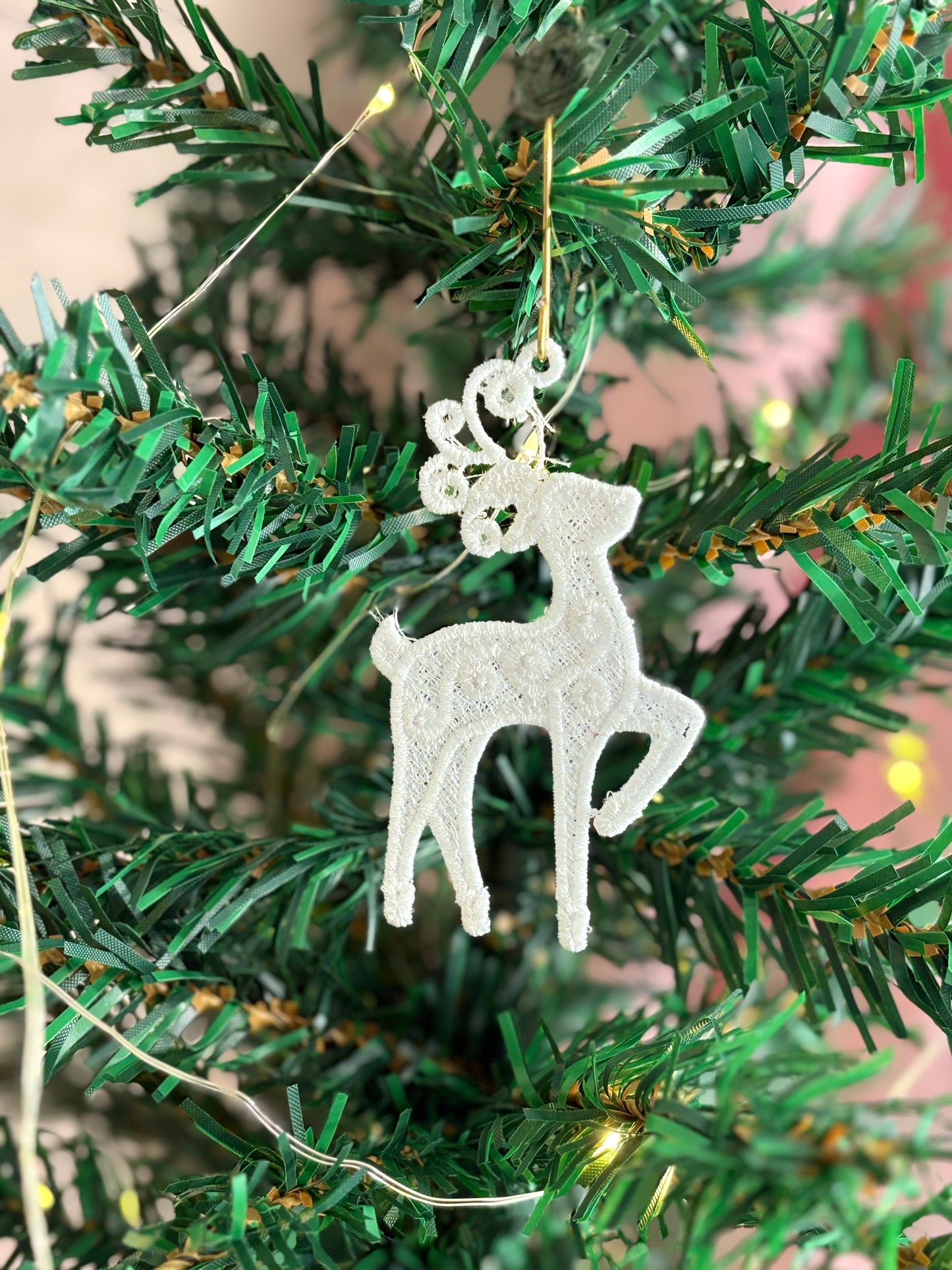 Holiday Edit – Freestanding Lace Ornament “Reindeer” (White / Gold / Silver / Colourful)
