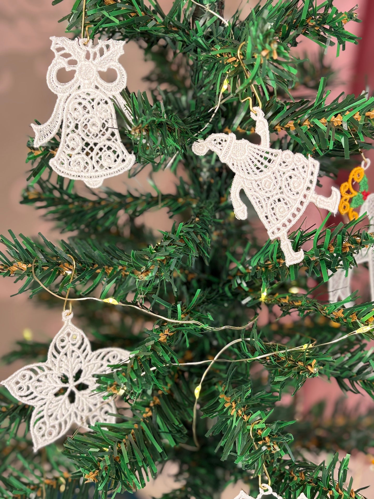 Holiday Edit – Freestanding Lace Ornament “Star” (White / Gold / Silver)