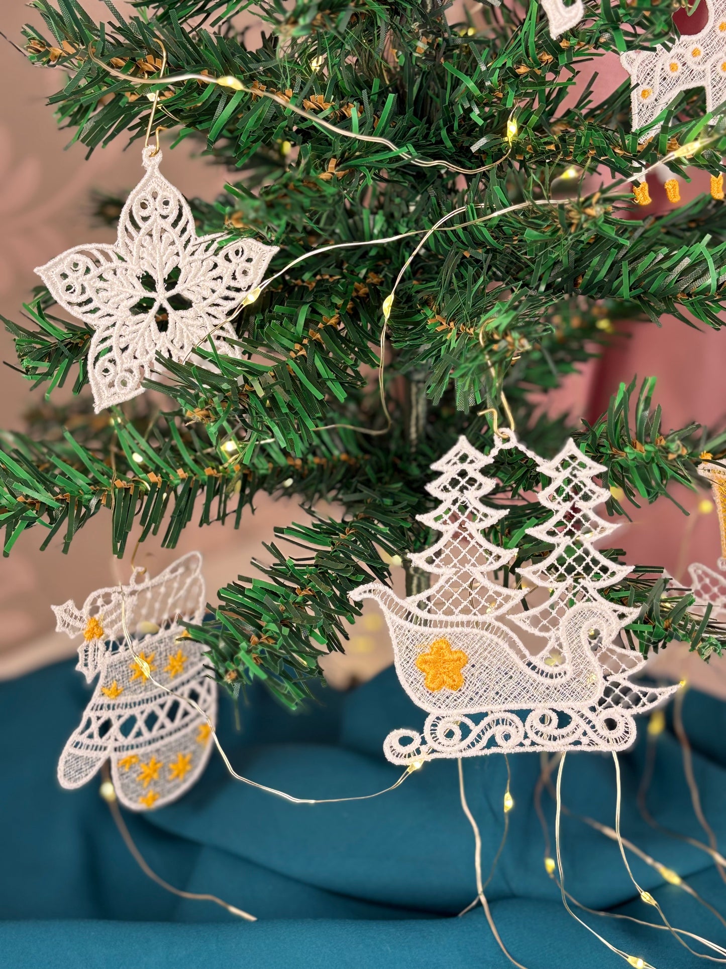 Holiday Edit – Freestanding Lace Ornament “Sleigh” (White / Gold / Silver)