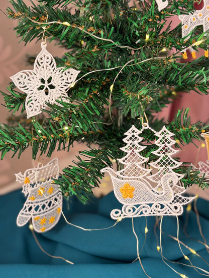 Holiday Edit – Freestanding Lace Ornament “Sleigh” (White / Gold / Silver)