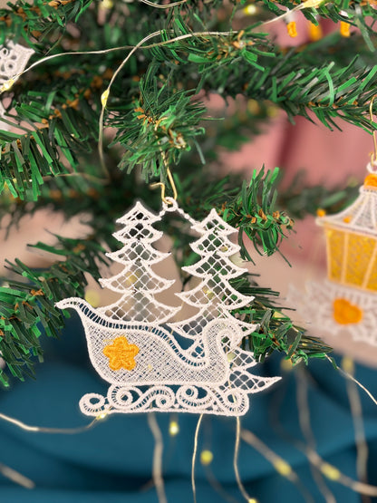 Holiday Edit – Freestanding Lace Ornament “Sleigh” (White / Gold / Silver)