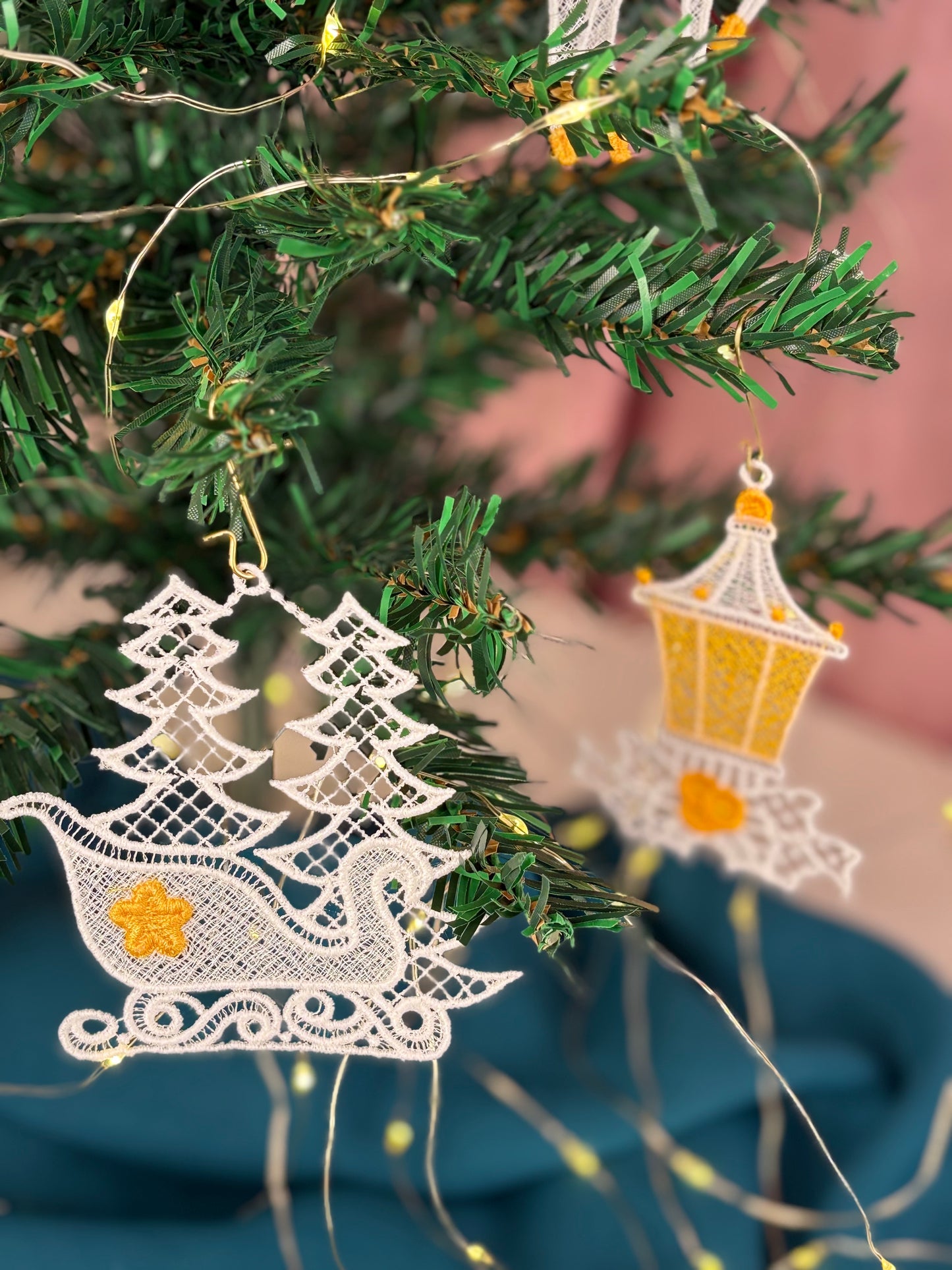 Holiday Edit – Freestanding Lace Ornament “Sleigh” (White / Gold / Silver)
