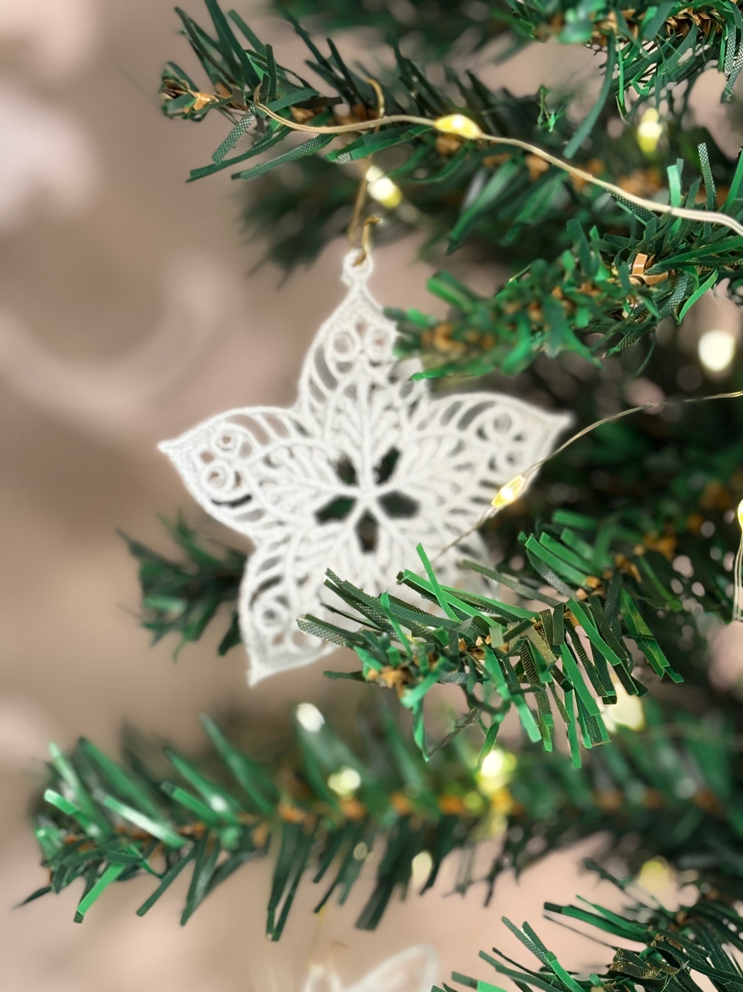 Holiday Edit – Freestanding Lace Ornament “Star” (White / Gold / Silver)