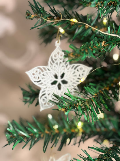 Holiday Edit – Freestanding Lace Ornament “Star” (White / Gold / Silver)