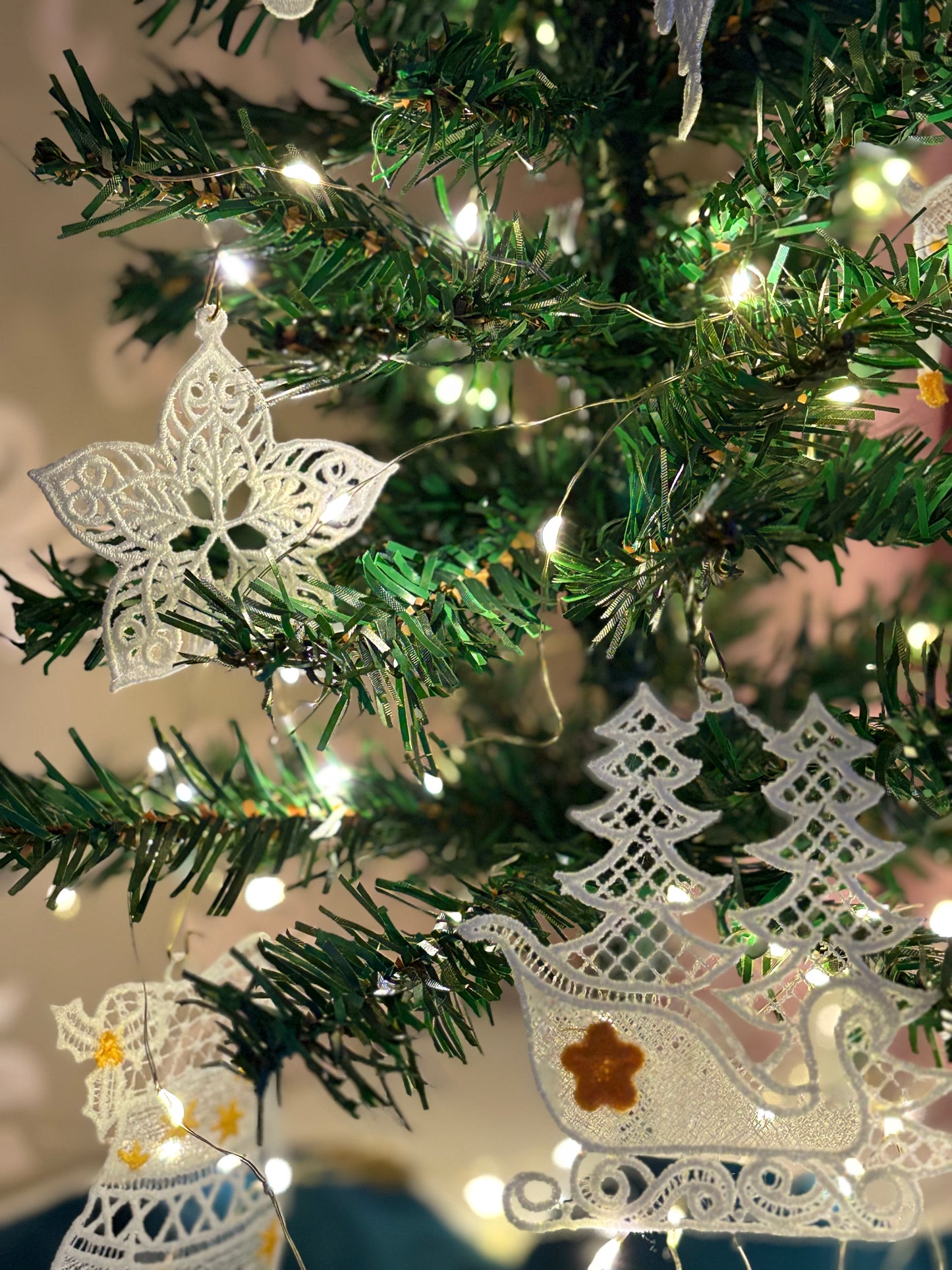 Holiday Edit – Freestanding Lace Ornament “Star” (White / Gold / Silver)