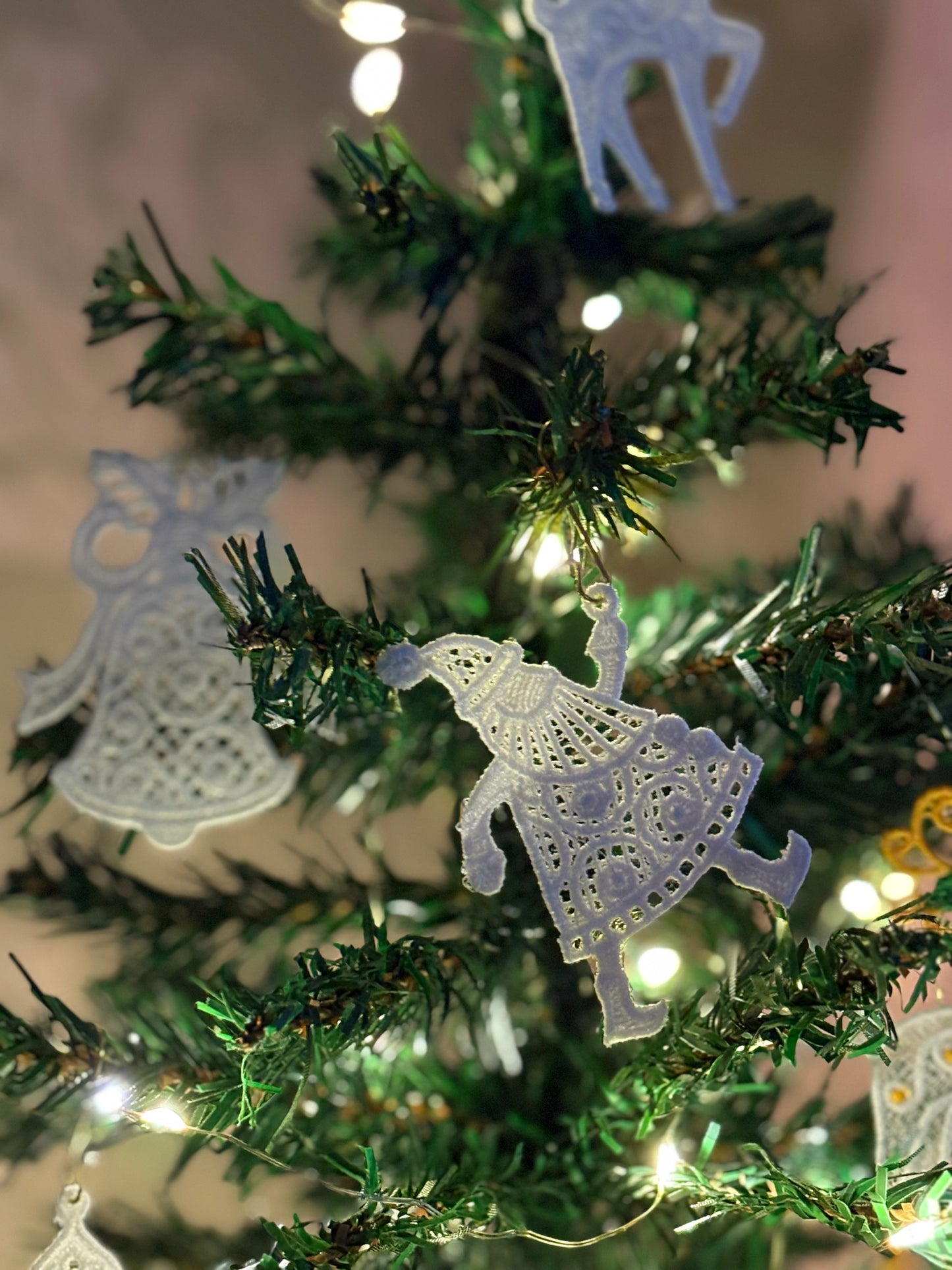 Holiday Edit – Freestanding Lace Ornament “Santa Claus” (White / Gold / Silver / Colourful)