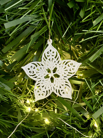 Holiday Edit – Freestanding Lace Ornament “Star” (White / Gold / Silver)