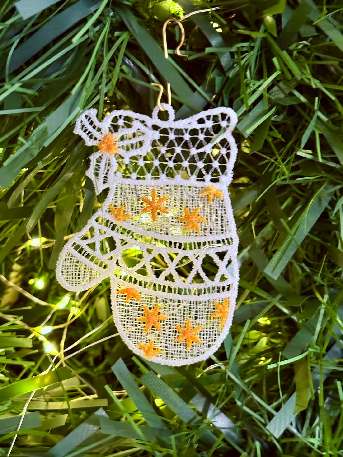 Holiday Edit – Freestanding Lace Ornament “Mitten” (White / Gold)