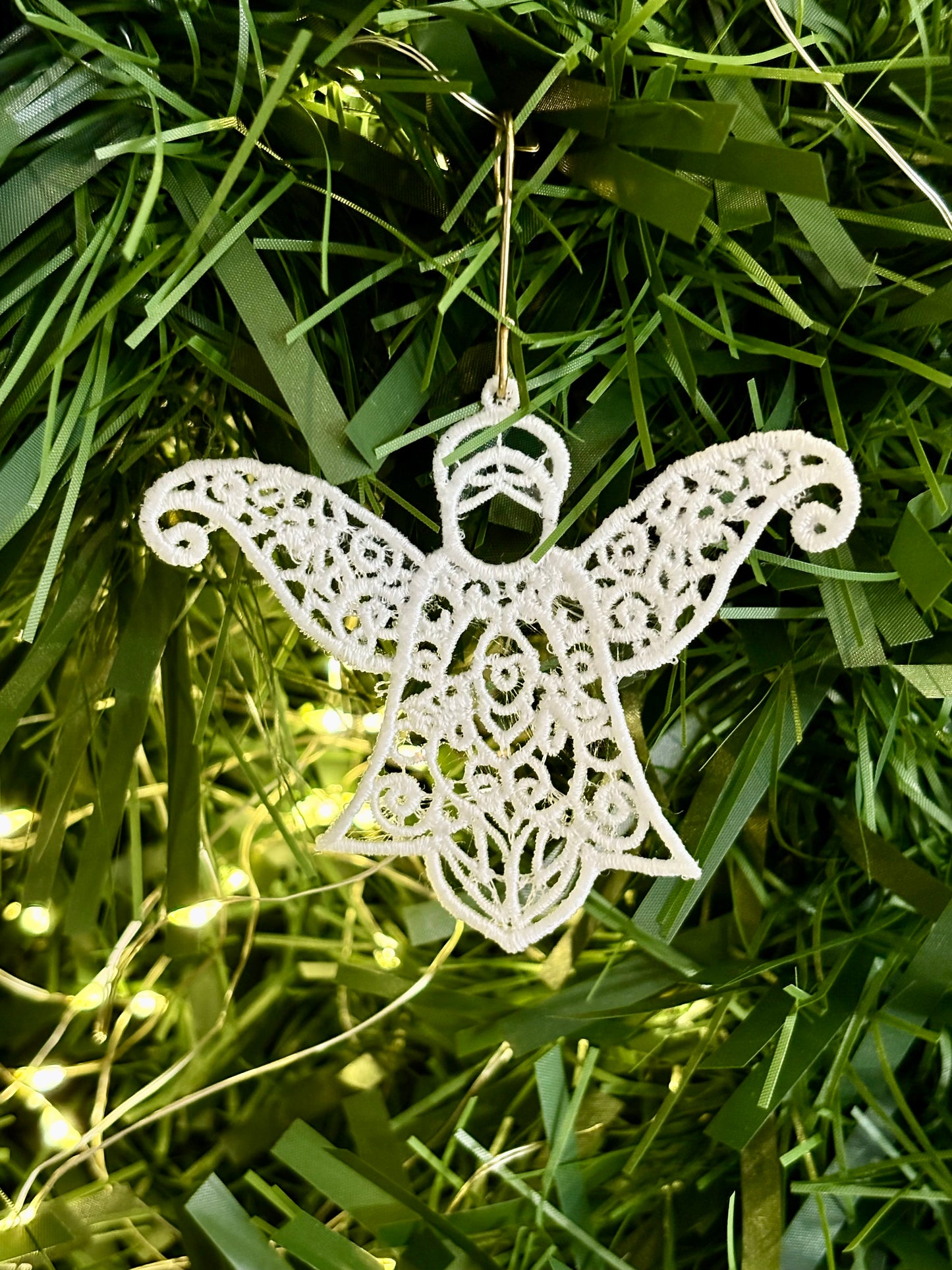 Holiday Edit – Freestanding Lace Ornament “Angels” (White / Gold / Silver)
