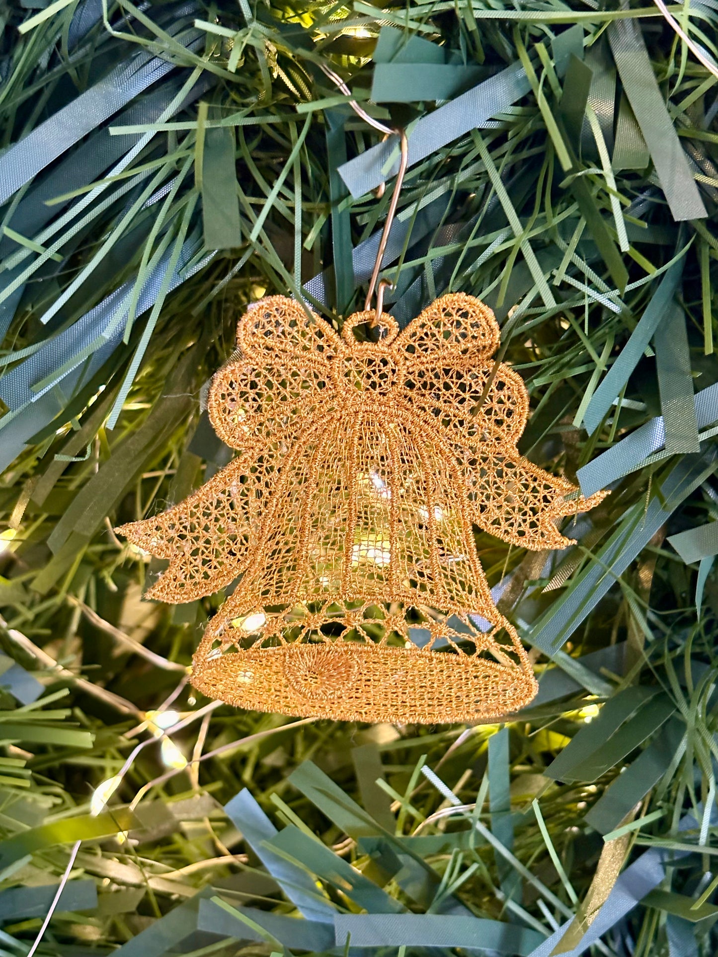 Holiday Edit – Freestanding Lace Ornament “Bell II” (White / Gold / Silver)