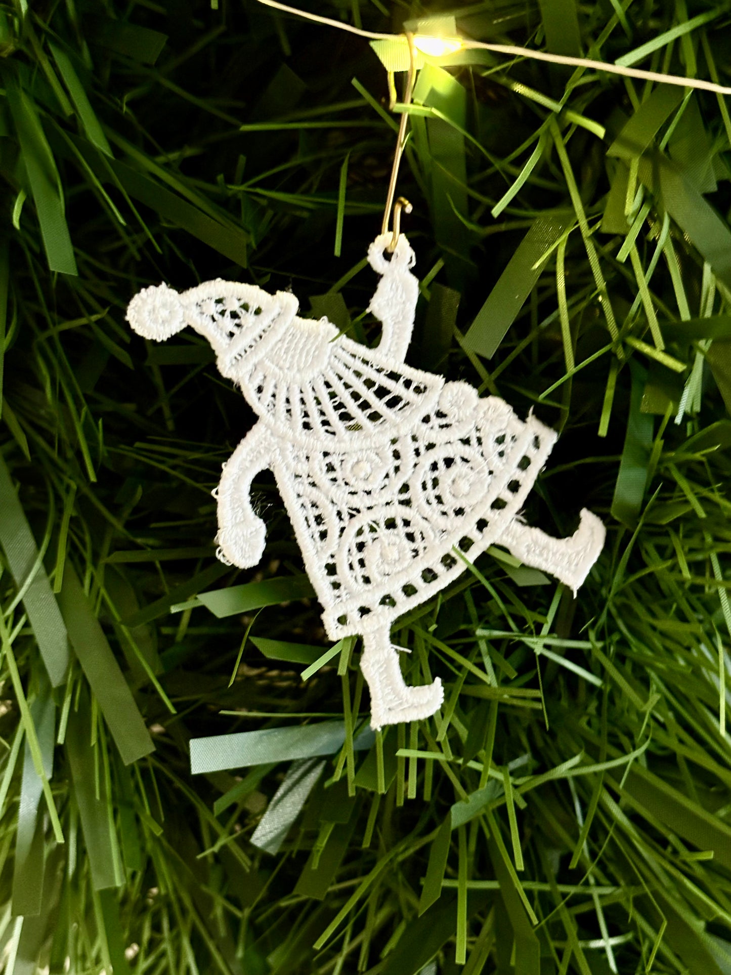 Holiday Edit – Freestanding Lace Ornament “Santa Claus” (White / Gold / Silver / Colourful)