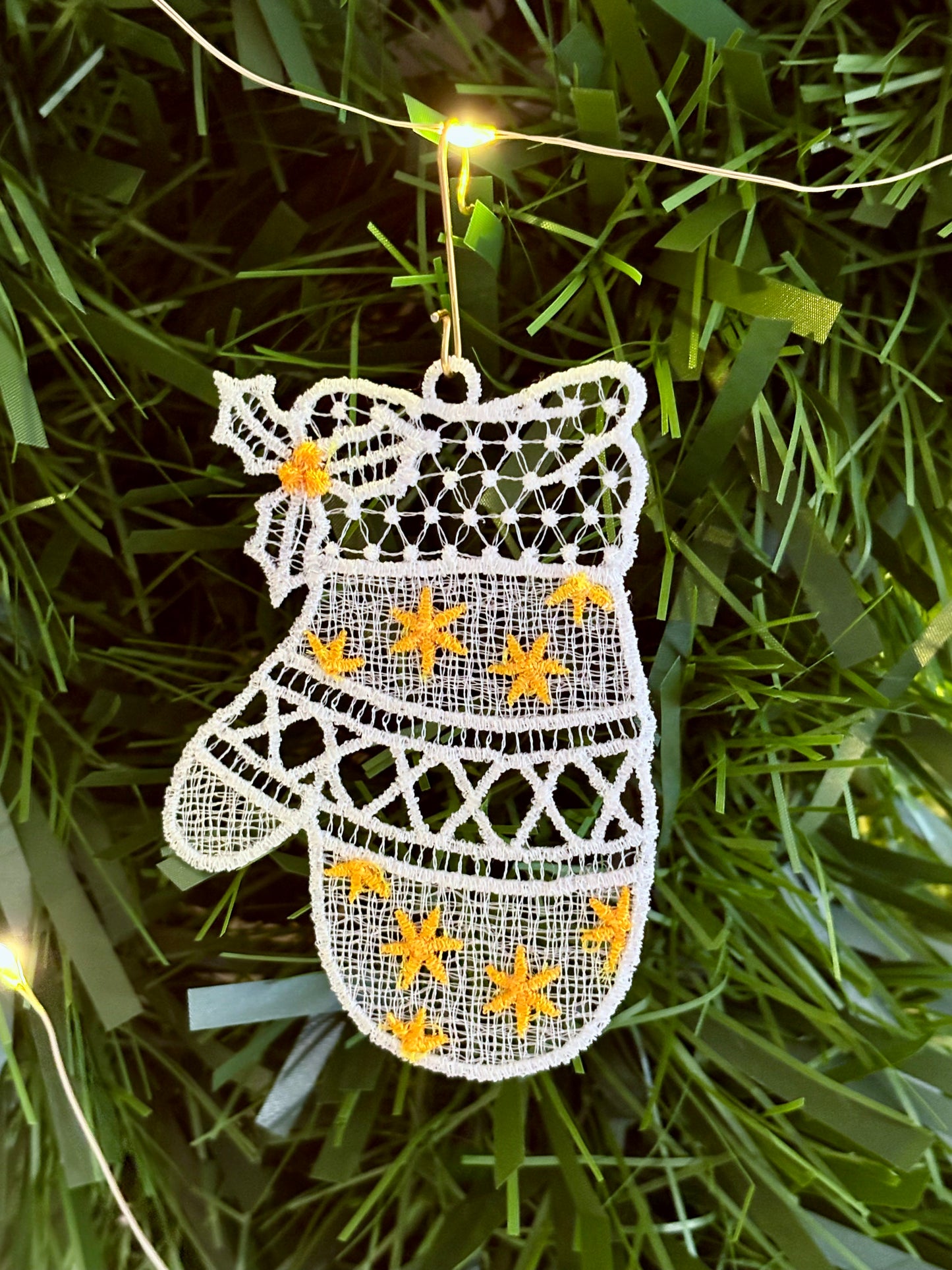 Holiday Edit – Freestanding Lace Ornament “Mitten” (White / Gold)