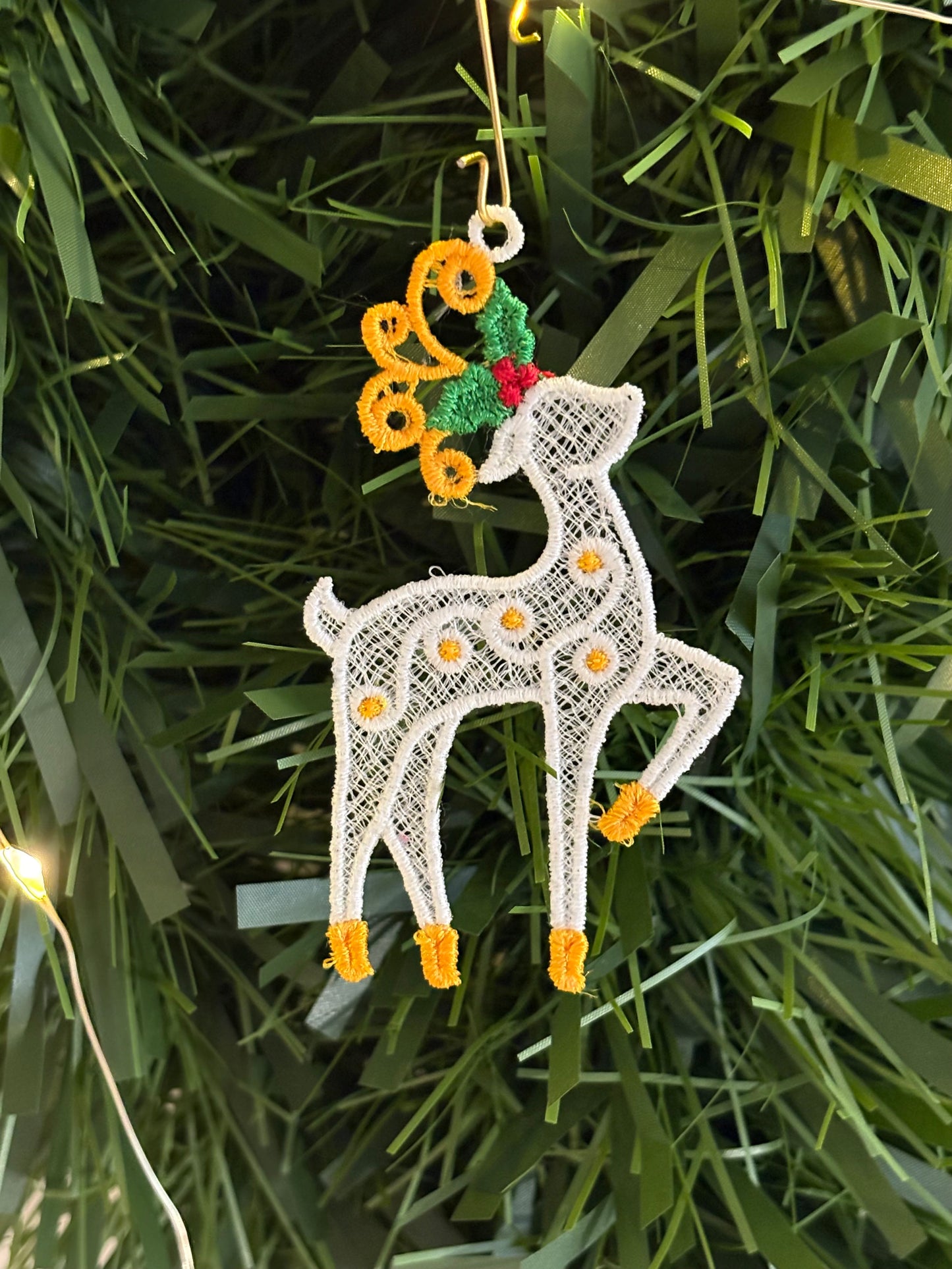 Holiday Edit – Freestanding Lace Ornament “Reindeer” (White / Colourful)