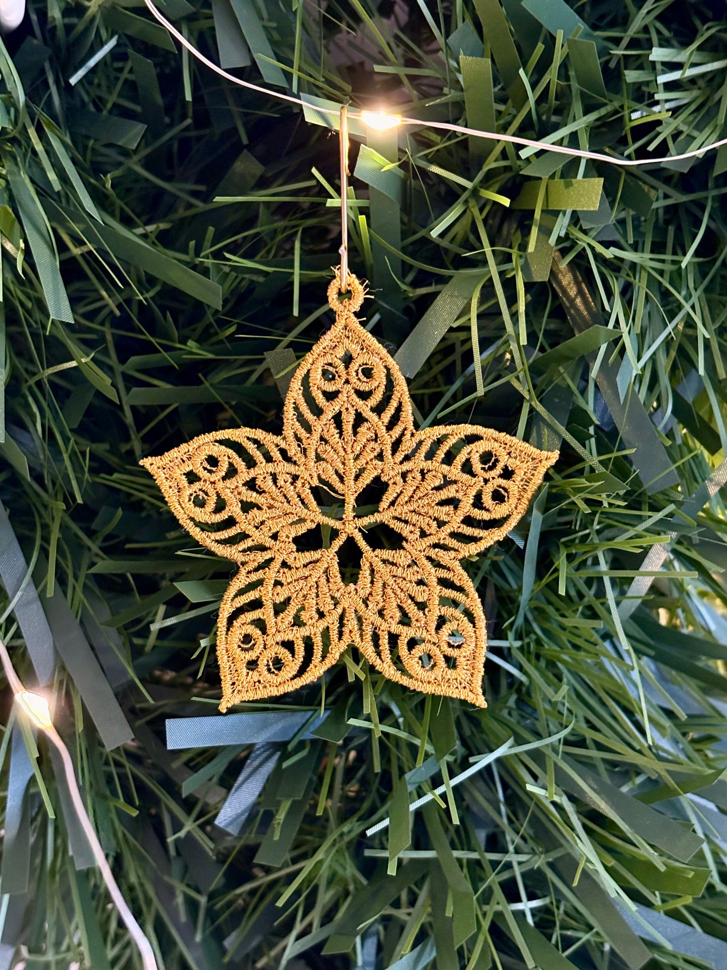 Holiday Edit – Freestanding Lace Ornament “Star” (White / Gold / Silver)
