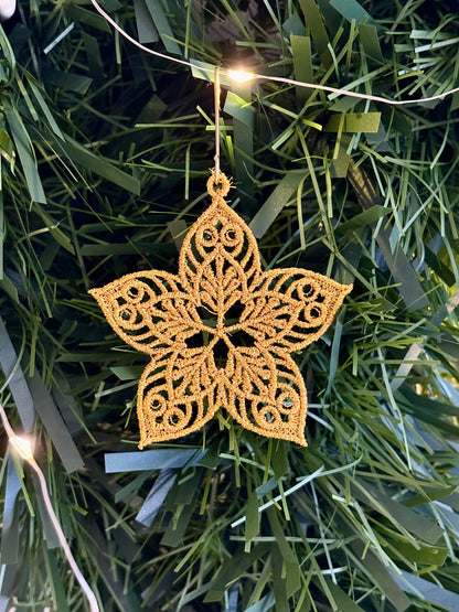 Holiday Edit – Freestanding Lace Ornament “Star” (White / Gold / Silver)