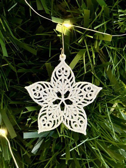 Holiday Edit – Freestanding Lace Ornament “Star” (White / Gold / Silver)