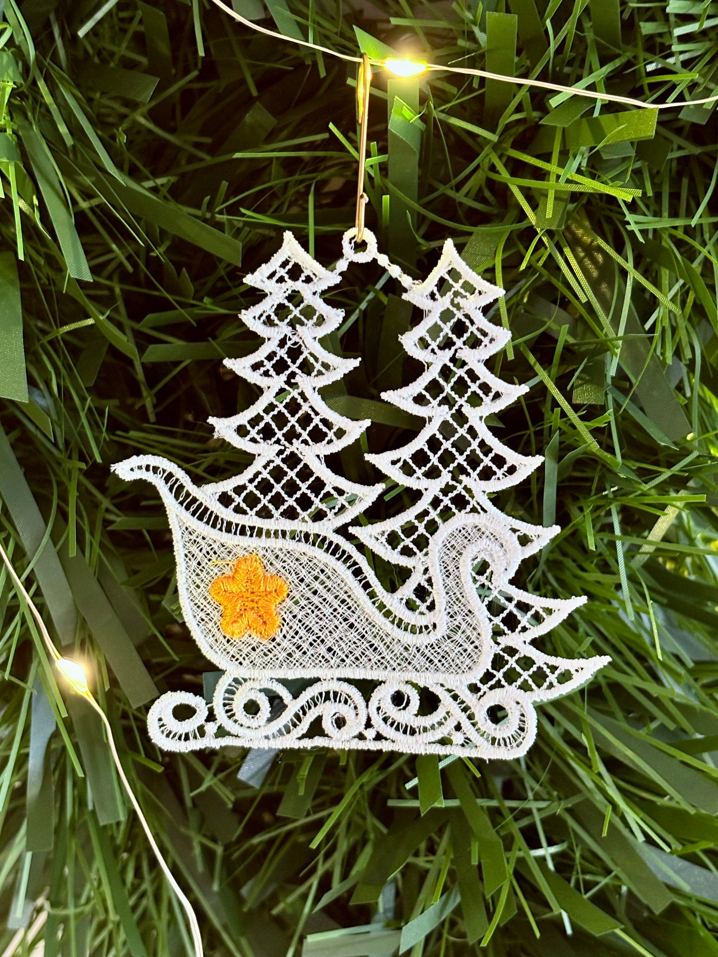 Holiday Edit – Freestanding Lace Ornament “Sleigh” (White / Gold / Silver)