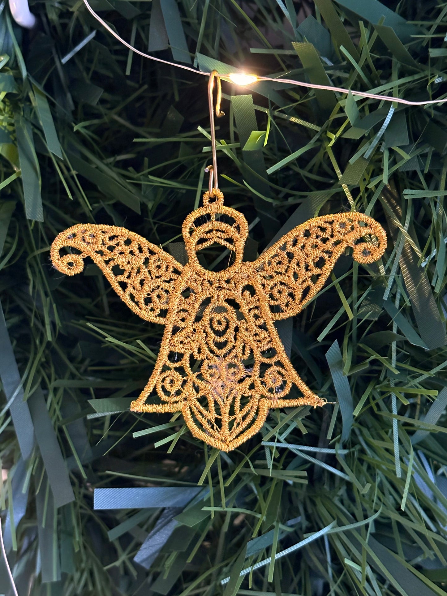 Holiday Edit – Freestanding Lace Ornament “Angels” (White / Gold / Silver)