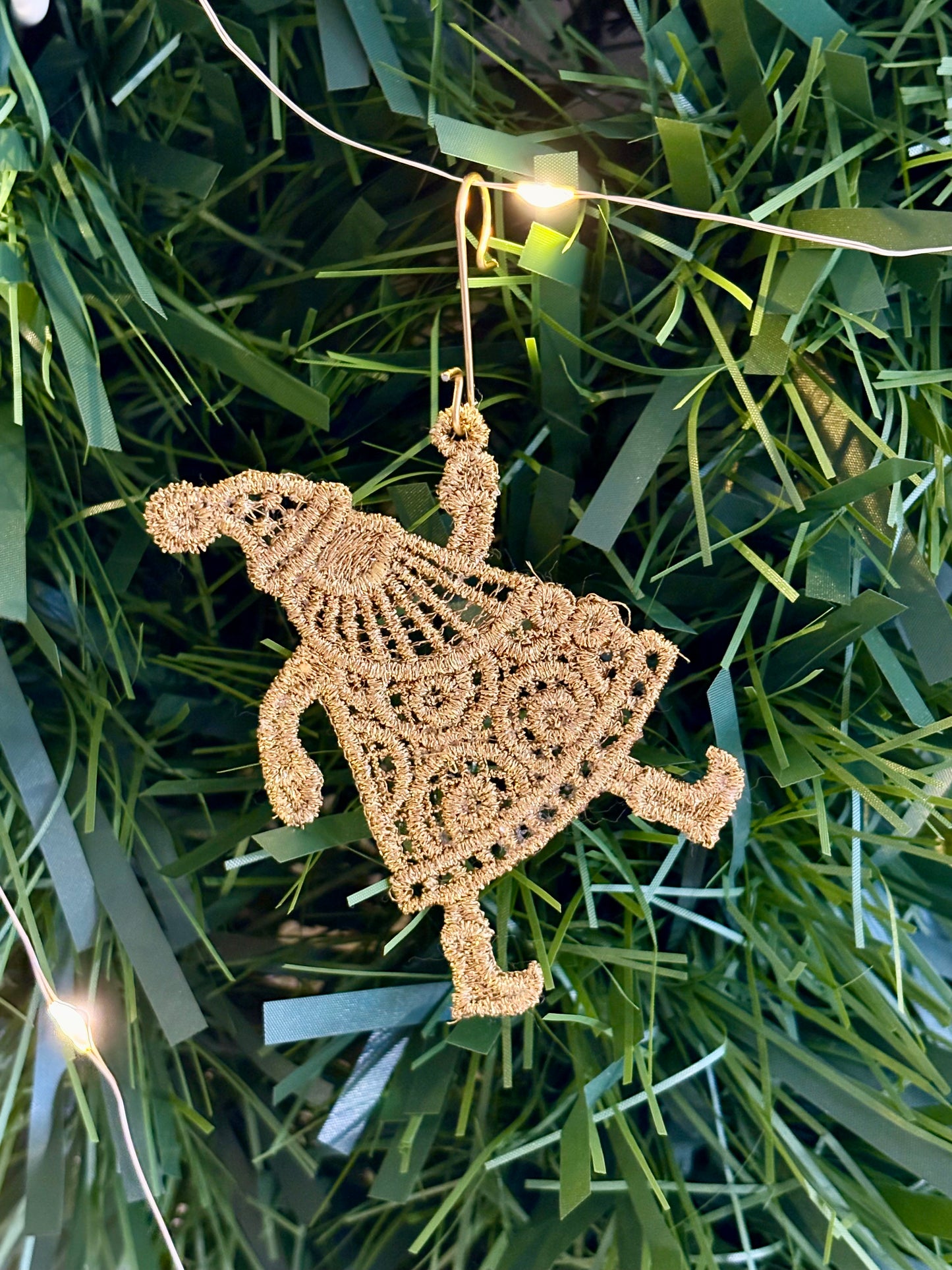 Holiday Edit – Freestanding Lace Ornament “Santa Claus” (White / Gold / Silver / Colourful)
