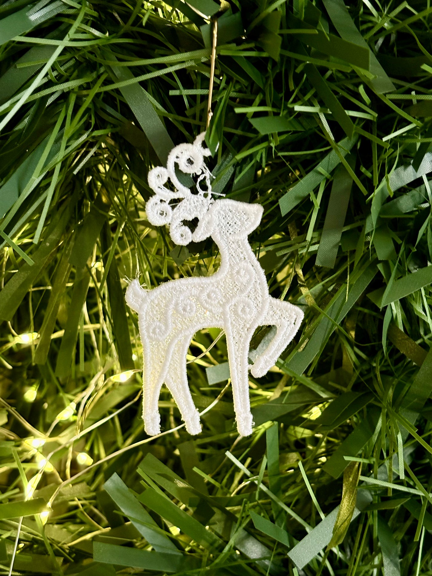 Holiday Edit – Freestanding Lace Ornament “Reindeer” (White / Colourful)