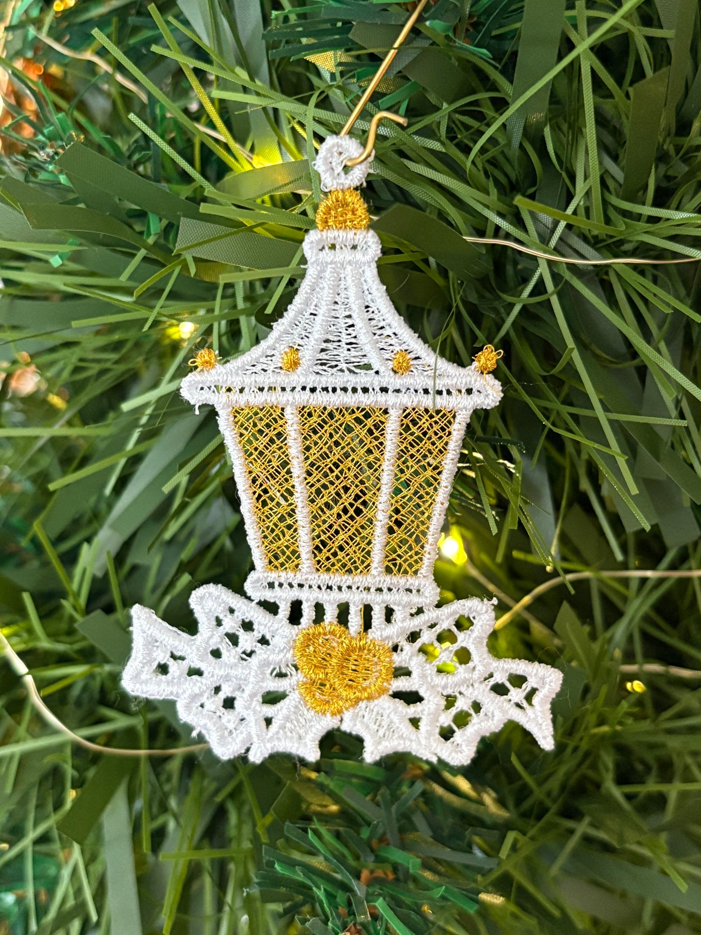 Set of 10 Machine-Embroidered Christmas Ornaments – White & Gold Lace Decorations