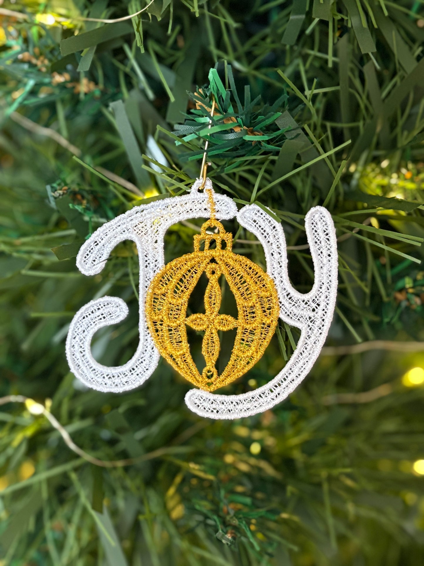 Set of 10 Machine-Embroidered Christmas Ornaments – White & Gold Lace Decorations