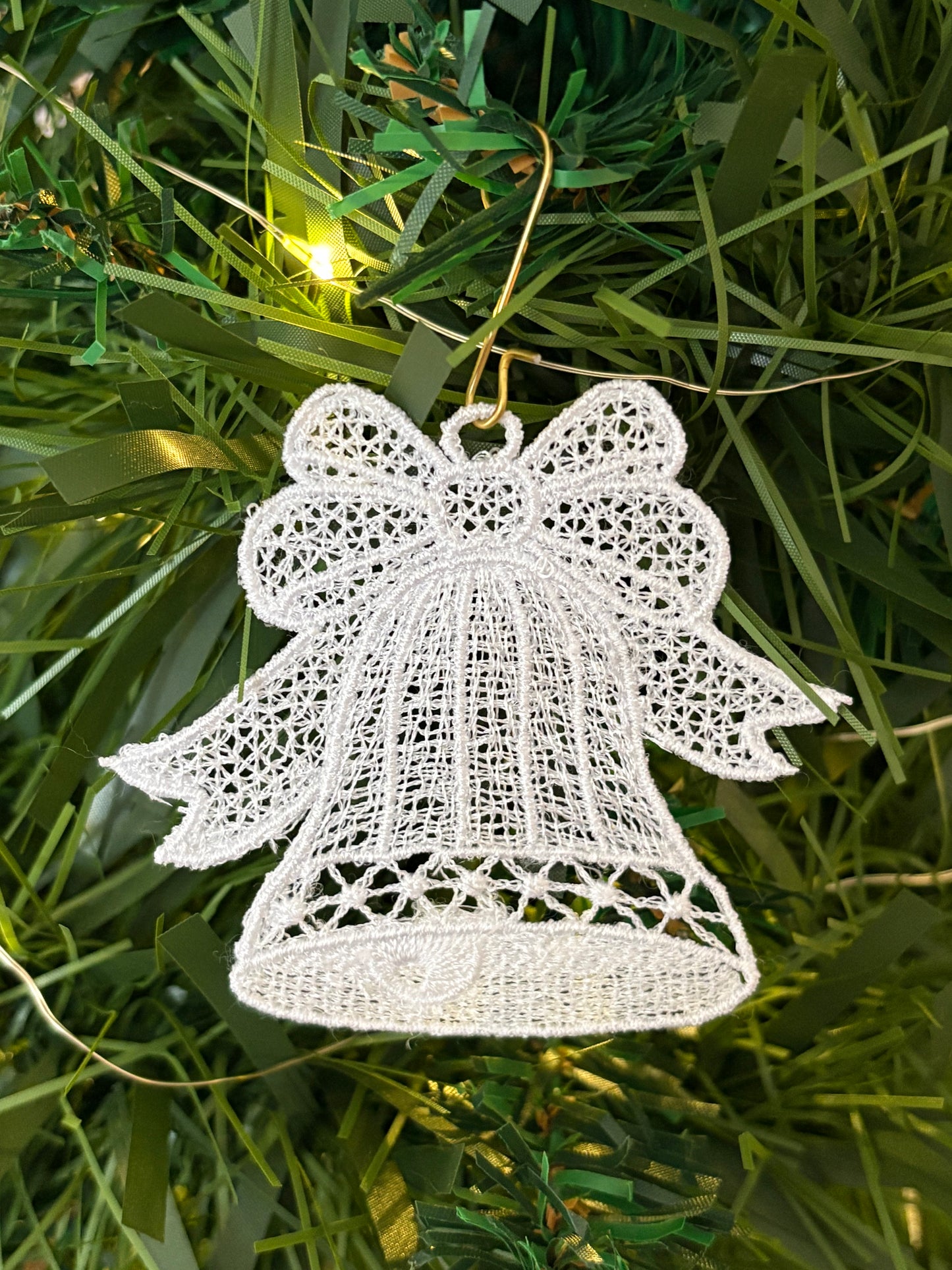 Holiday Edit – Freestanding Lace Ornament “Bell II” (White / Gold / Silver)