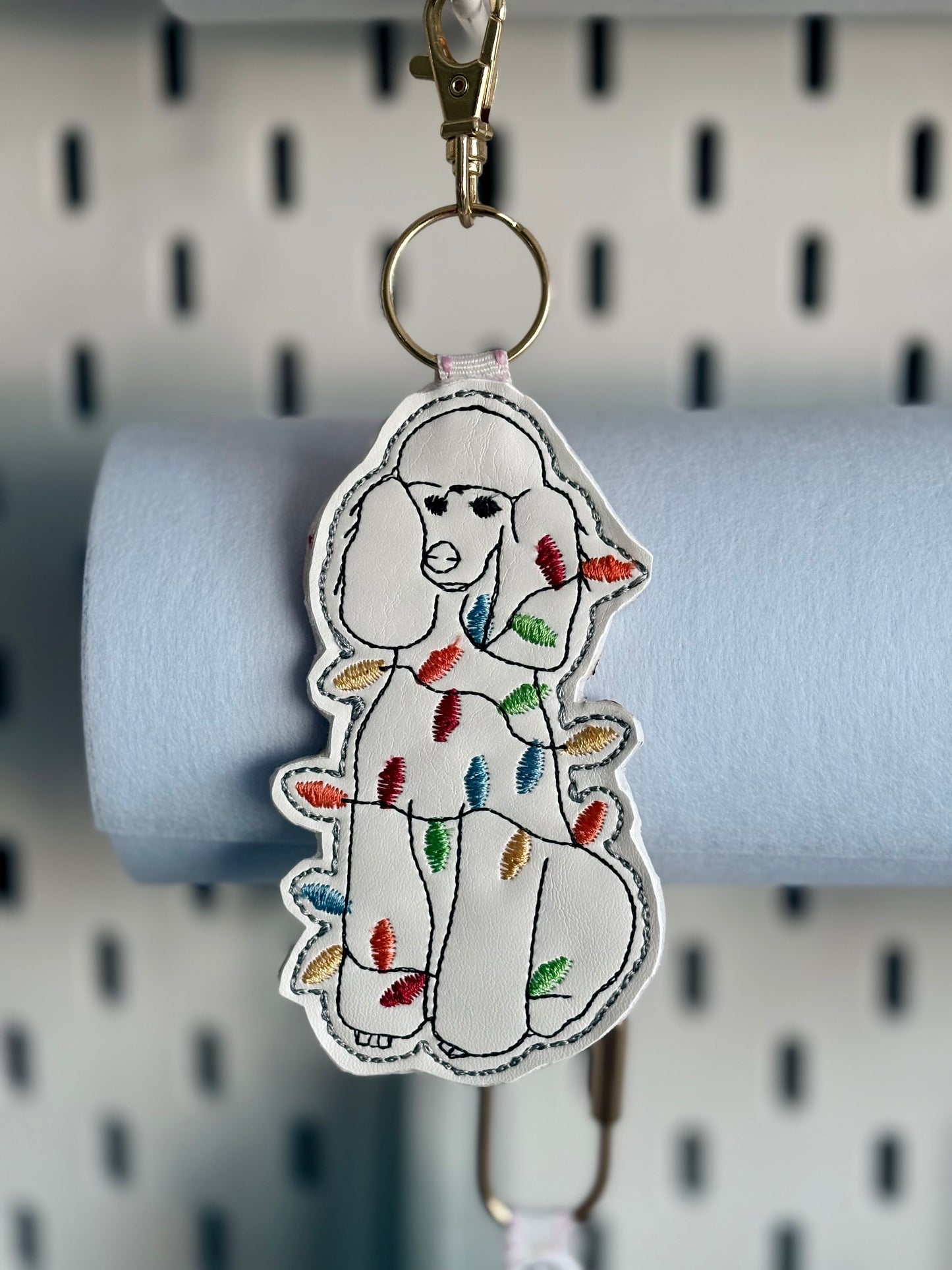 Embroidered Christmas Pet Keychains – Handmade Cats & Dogs Wrapped in Holiday Lights